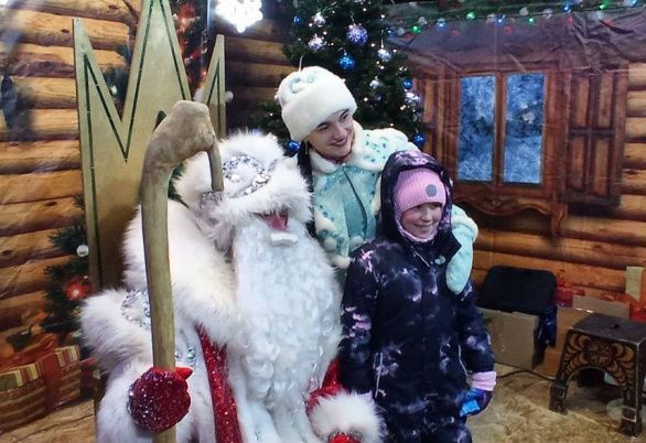 Дед Мороз и Снегурочка гостеприимно встречали