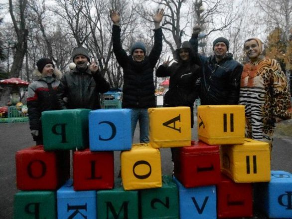 "На золотом крыльце сидели"