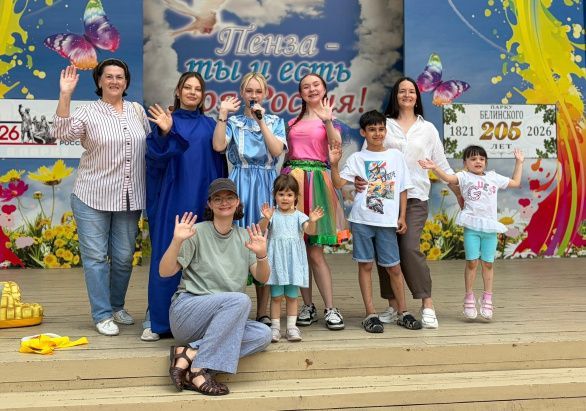 Соревновались в эстафетах, танцевали, играли
