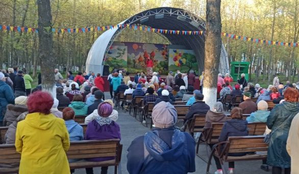 Со сцены звучали полюбившиеся песни