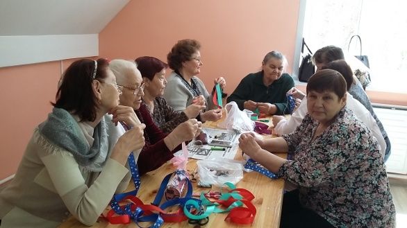 Мастерили из цветных лент Мастерили из цветных лент