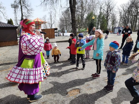 "С улыбкой веселее"