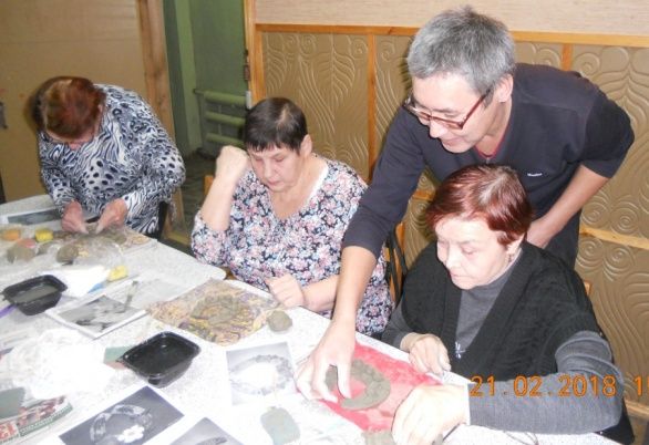 Подкова из глины