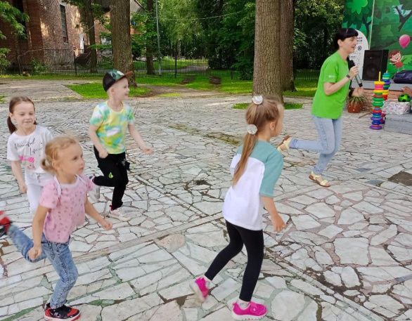 Гости танцевальной площадки парка
