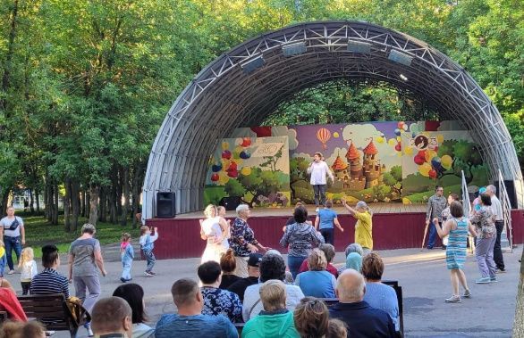 Музыкально-танцевальный вечер состоялся в Детском парке Музыкально-танцевальный вечер состоялся в Детском парке