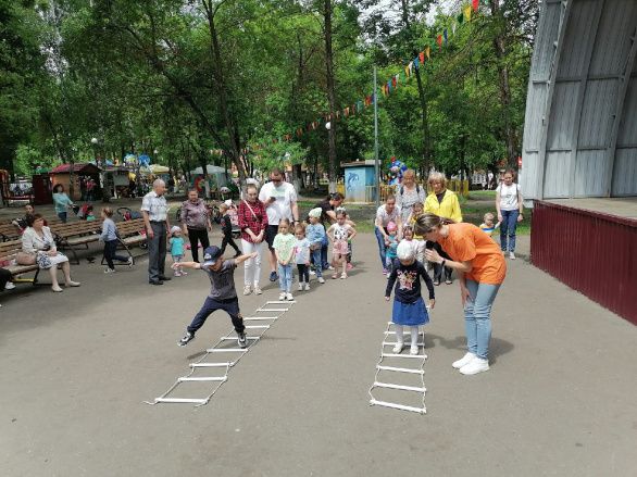 "Ура! Веселится детвора!"