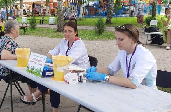 Мед персонал провёл обследования физического здоровья посетителей парка