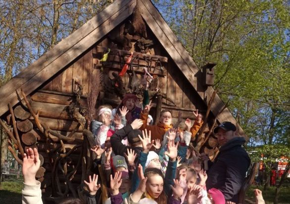 Баба Яга и сказка "Кузнечик и муравей"
