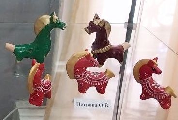 "Табун многоцветных коней"