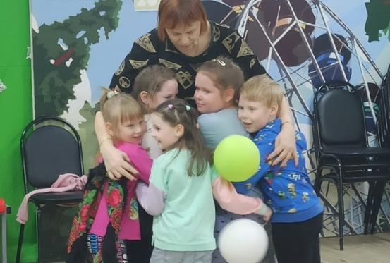 "От объятий, станет всем теплей"