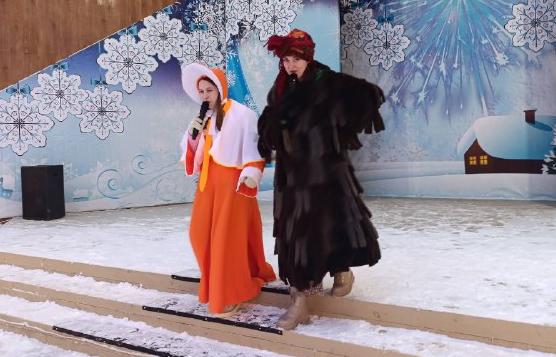 Лиса Патрикеевна и Баба Яга пришли на праздник