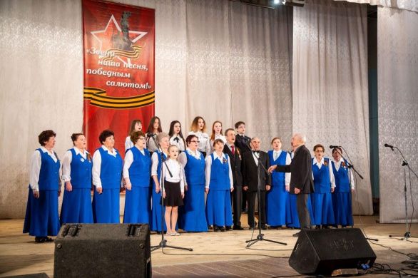 "Звени, наша песня, победным салютом"