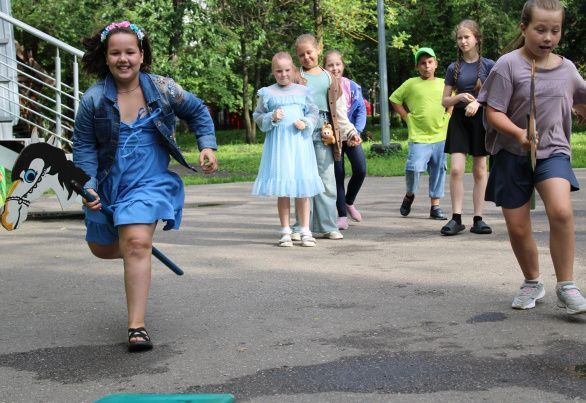 Ребята примерили гигантские сапоги сковороды