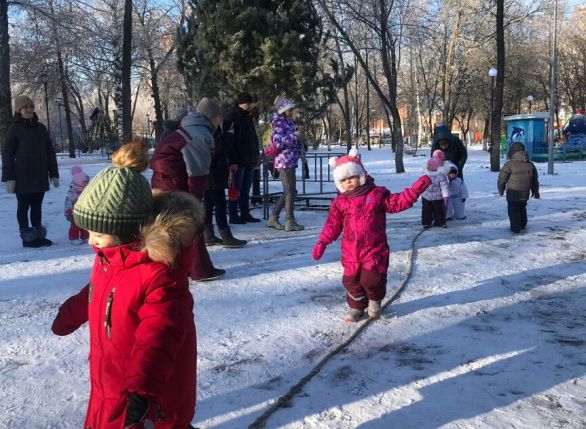 "Нам праздник весёлый зима принесла" "Нам праздник весёлый зима принесла"