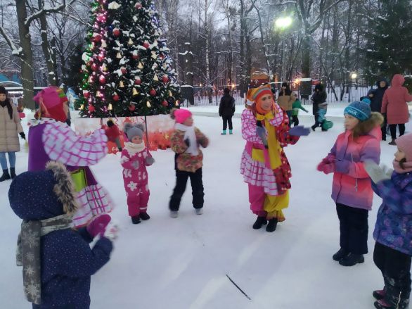 Игры и танцы у новогодней Ёлочки