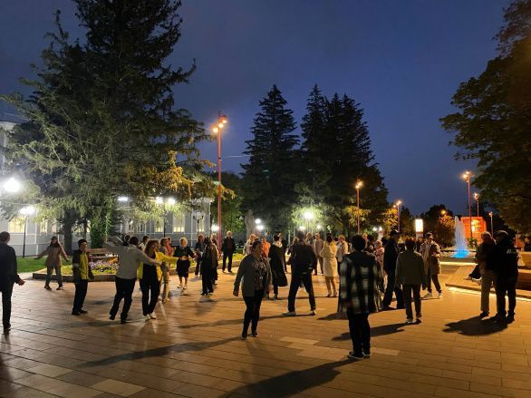 Танцы под открытым небом на Видовой аллее парка 