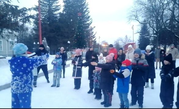 Весёлый Снеговик пригласил ребят