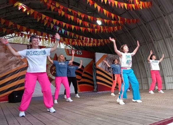 Танцуй с нами! Zumba зажгла парк!