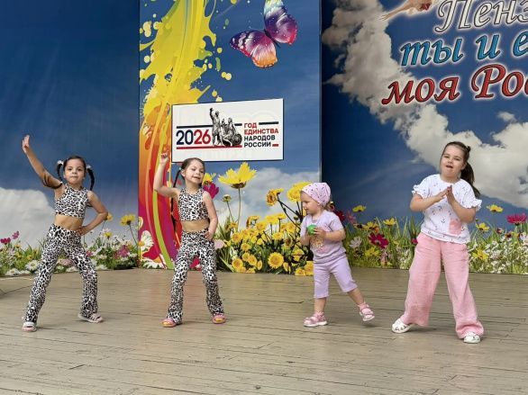 Смех,  радость и счастливые улыбки