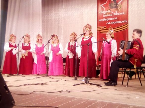"Звени, наша песня, победным салютом!"
