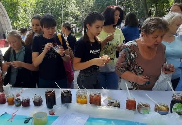Посетители Детского парка полакомились угощениями