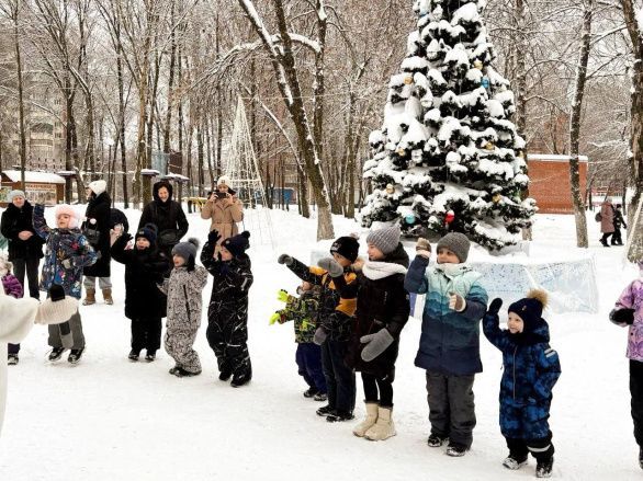 Новогоднее представление у ёлки в Детском парке 