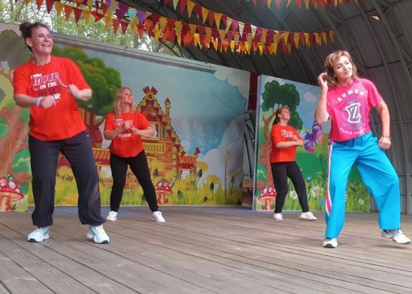  Когда весь парк танцует в одном ритме!