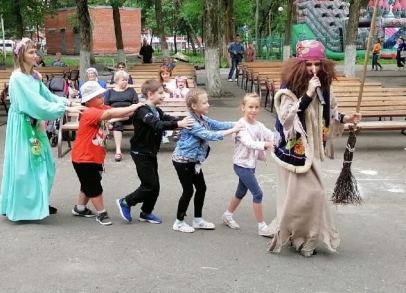 "Нам веселья не унять" и "В гостях у Бабы Яги"