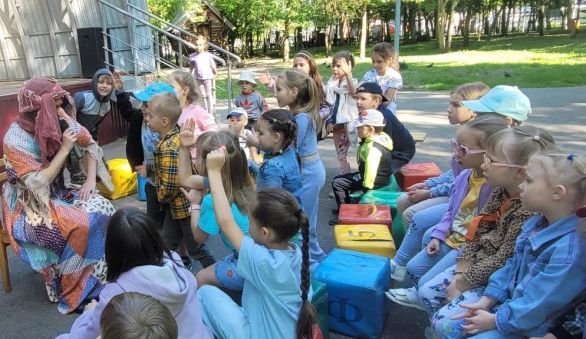 Бабушка Яга заглянула в гости с новой сказкой Бабушка Яга заглянула в гости с новой сказкой