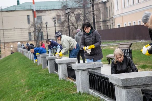Сотрудники привели в порядок территорию